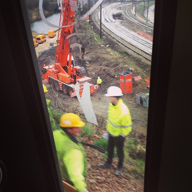 Personen langs het spoor #train #nmbs