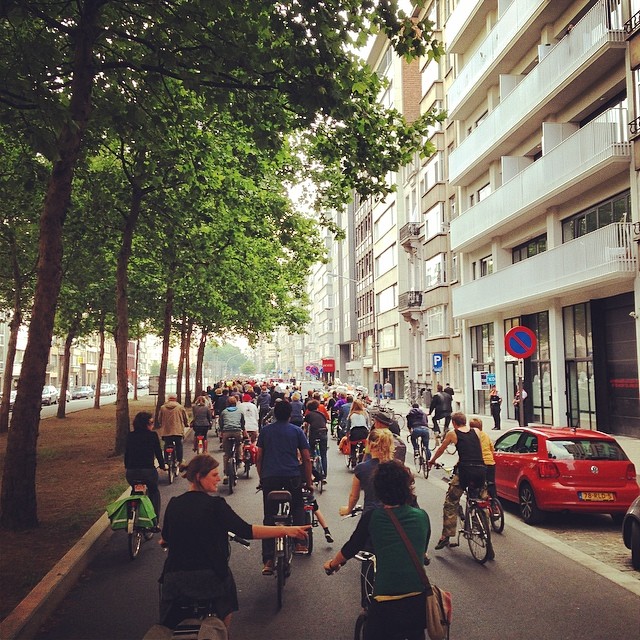 Honderden #fietsers in het #antwerp #antwerpen stadscentrum. #criticalmass #bike #ride #instantwerpen